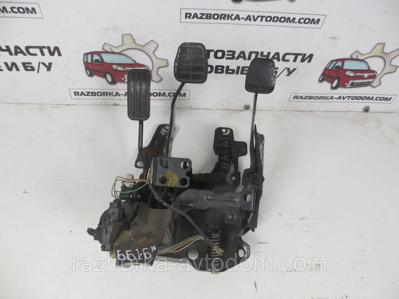 Вузол педальний (блок педалей) VW Passat В4 (1993-1997) OE:357971825B