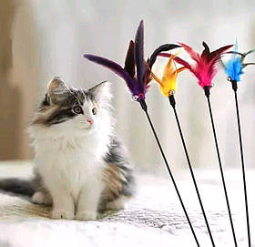 Іграшка для котів Паличка-дражнилка з пір'ям і дзвіночком 50см кольори в асортименті