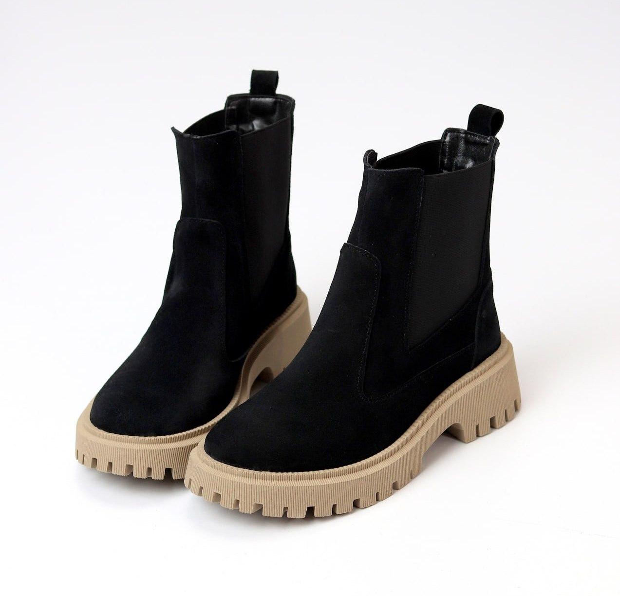 Жіночі замшеві демісезонні черевики челсі молодіжні чорні на світлій підошві натуральна замша