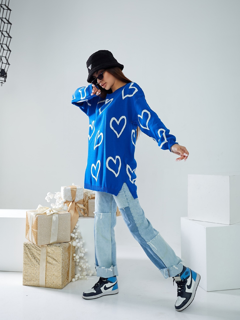 Женский свитер туника синий с сердцами свободный удлинённый с разрезами снизу по бокам Турция размер 42-48 - фото 4 - id-p1739213152