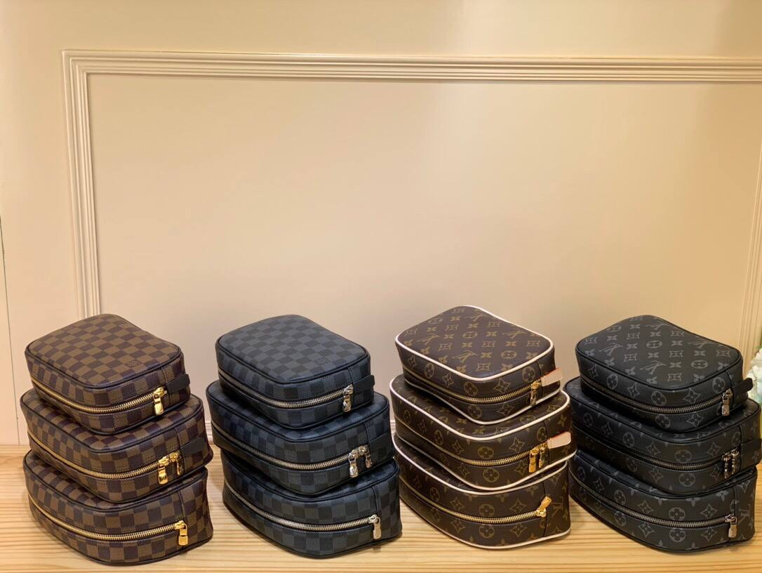 Несесер від Louis Vuitton із канви