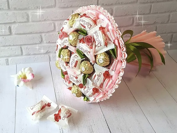 Букет з цукерок Raffaello (12 шт.) і Ferrero Rocher (7 шт.) в руку рожевий