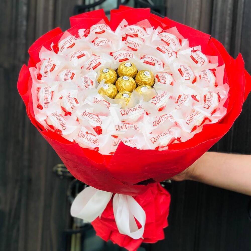 Букет з цукерок Raffaello і Ferrero Rocher в руку солодкий подарунок червоний