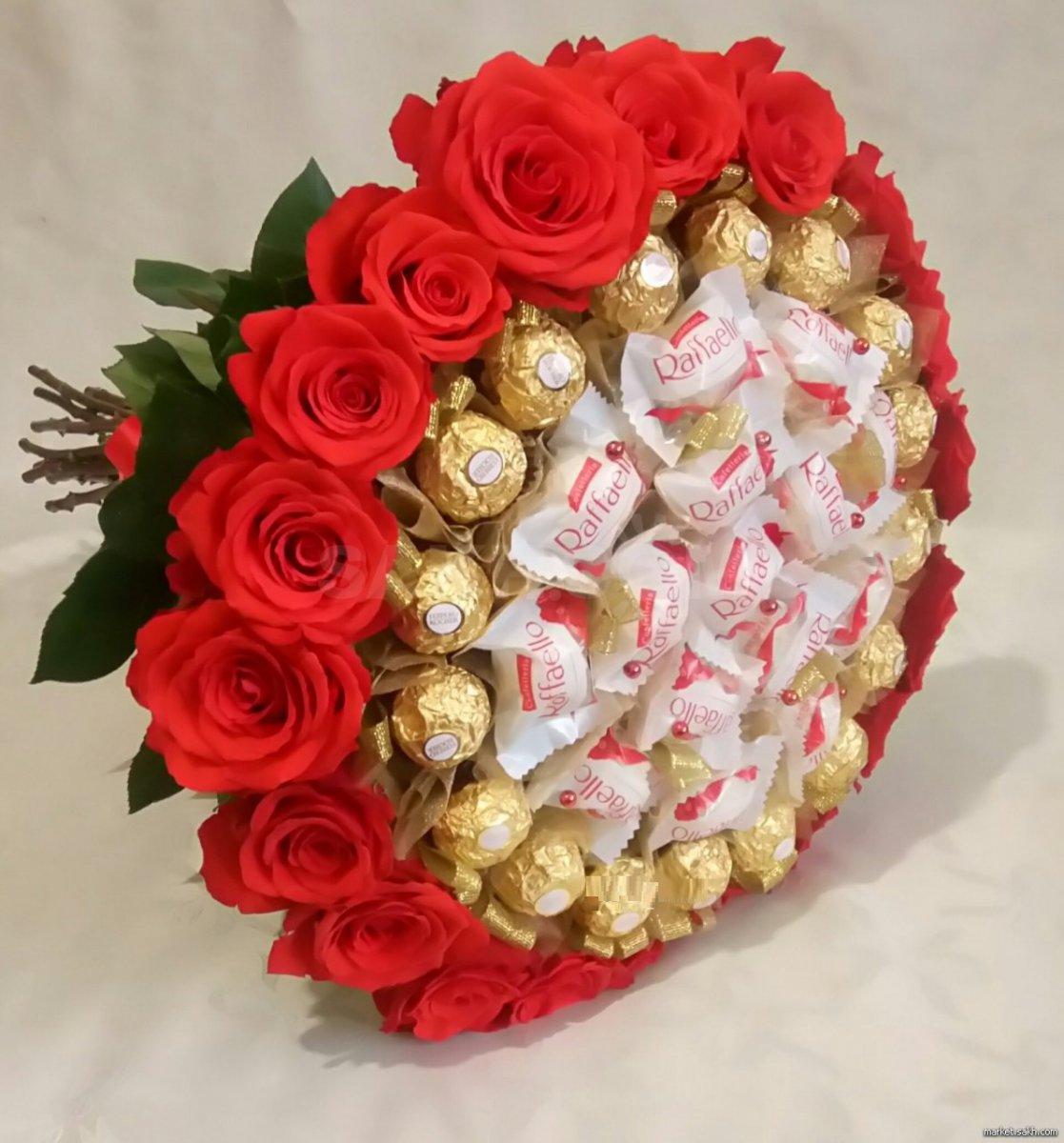 Букет з цукерок Raffaello, Ferrero Rocher і живих червоних троянд (19 шт.) в руку