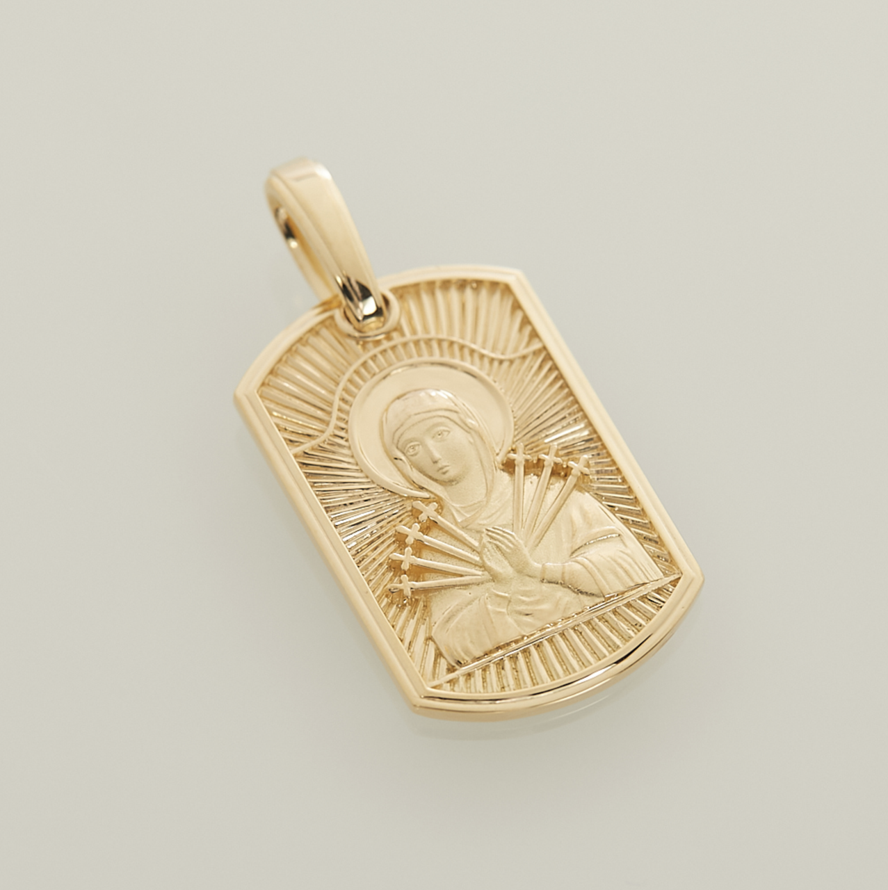 Натільний жетон Семистрільна ікона Божої Матері з гравіюванням Врятуй та збережи з жовтого золота (Вага: 9 гр.