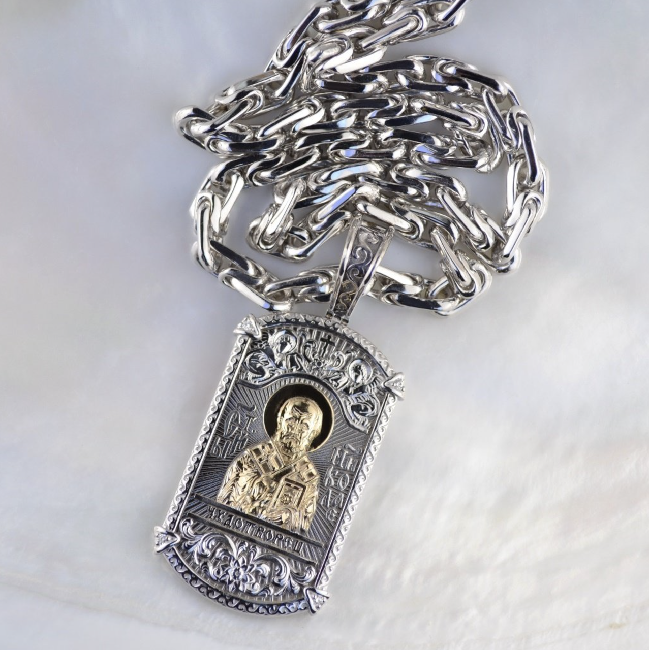 Православний срібний жетон з ликами святих і образом Миколи Чудотворця Мирлікійського