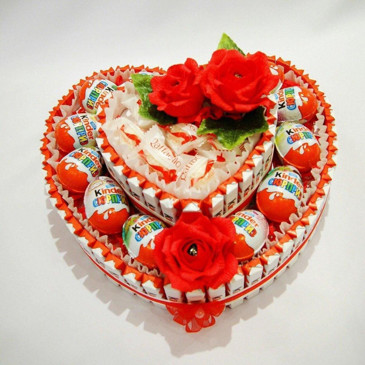 Торт серце з цукерок Kinder і Raffaello, Ferrero rocher, яєць Kinder Surprise