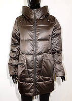 Женская удлиненная зимняя куртка в коричневом цвете глянцевая
