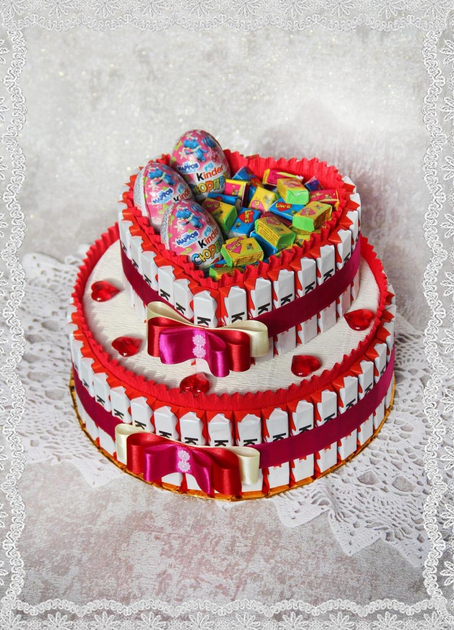 Букет з цукерок торт Kinder, яєць Kinder Surprise і жувальних гумок Love Is червоний