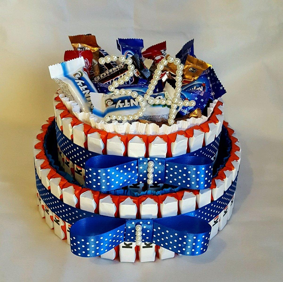 Букет з цукерок торт Kinder, Bounty, Snickers, Kit Kat, Milky Way і Twix на День народження