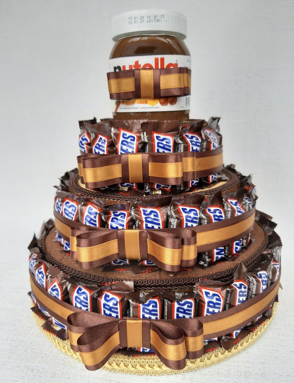 Торт триярусний з шоколадних батончиків Snickers і пасти Nutella коричневий