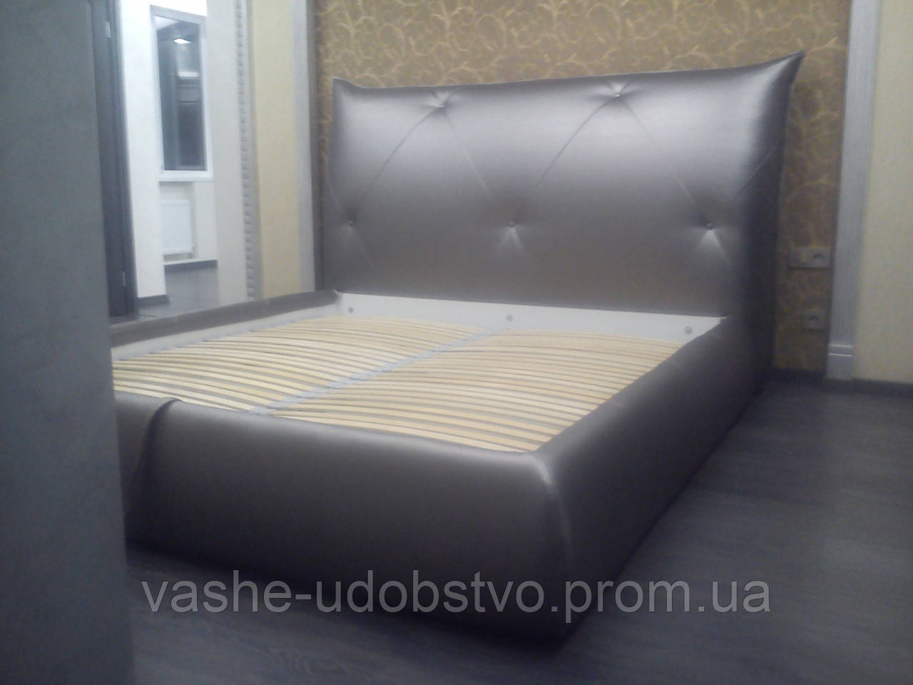 Виготовлення ліжок з м'яким узголів'ям.