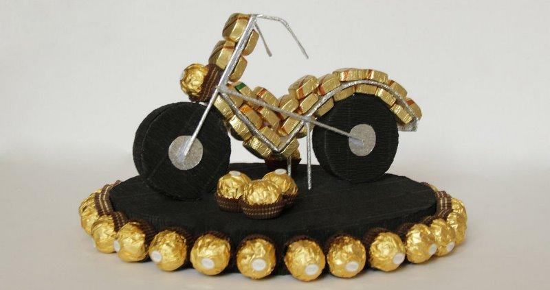 Композиція з цукерок мотоцикл Ferrero Rosher оригінальний солодкий чоловічий подарунок, золотистий