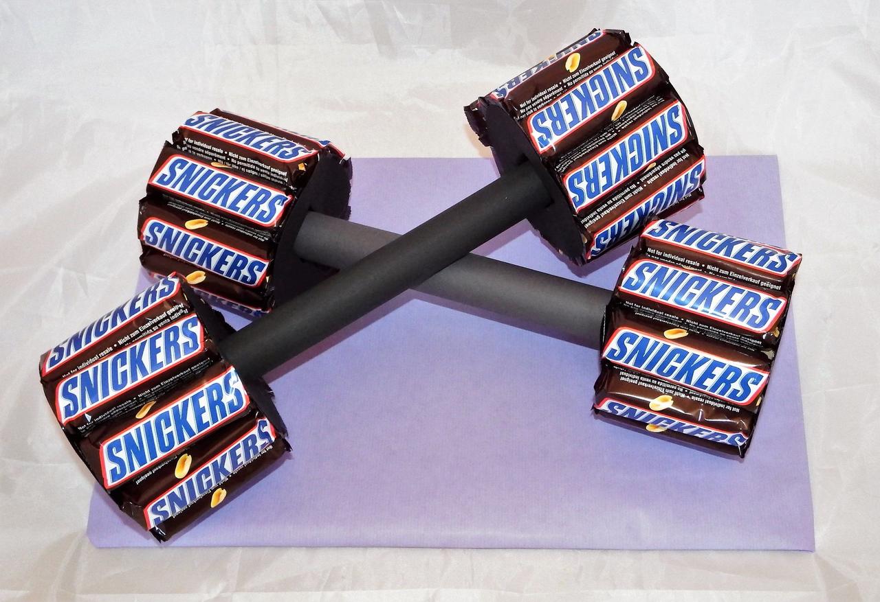 Гантелі з шоколадок Snickers mini солодкий чоловічий подарунок коричневий