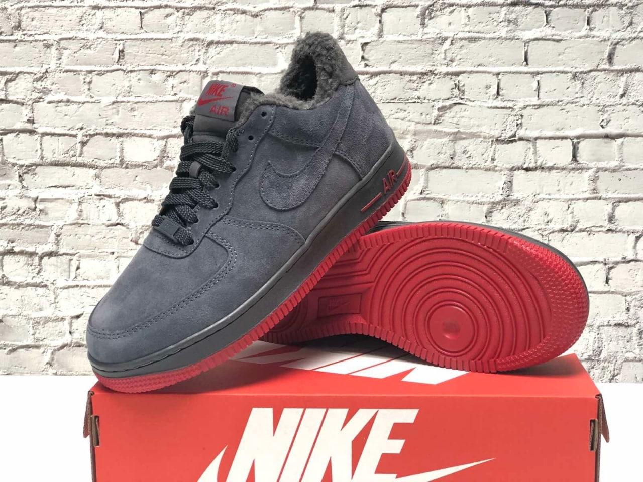 Чоловічі зимові кросівки Nike Air Force (сірі з червоним) низькі кеди з хутром і червоною підошвою К12352 топ