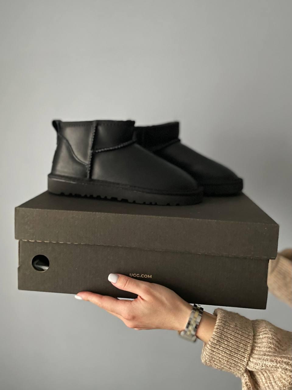 Жіночі зимові черевики UGG Ultra Mini Black Leather (чорні) короткі уги з натуральним хутром S956 топ