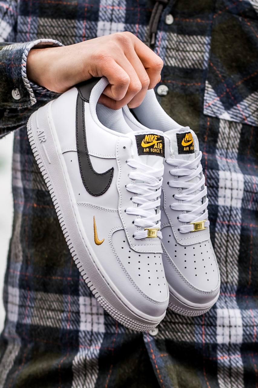 Чоловічі кросівки Nike Air Force 1 '07 Essential (чорно-білі із золотистим) модні кроси I1002 топ, фото 1