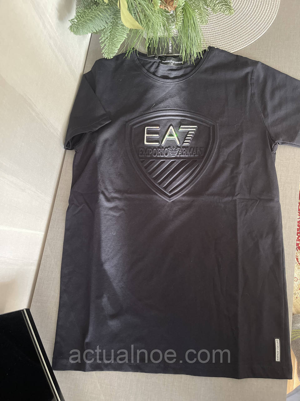 Мужская футболка черная с тиснением ЕА7 - фото 1 - id-p534381945