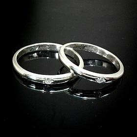 Срібне обручальне кільце з камінчиком