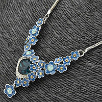 Кольє сріблястого кольору металеві квіточки покриті кольоровою емаллю з бірюзовими кристалом довжина 45 см