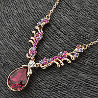 Кольє золотистого кольору металеве з фіолетовими та рожевими стразами та кристалом довжина 45 см