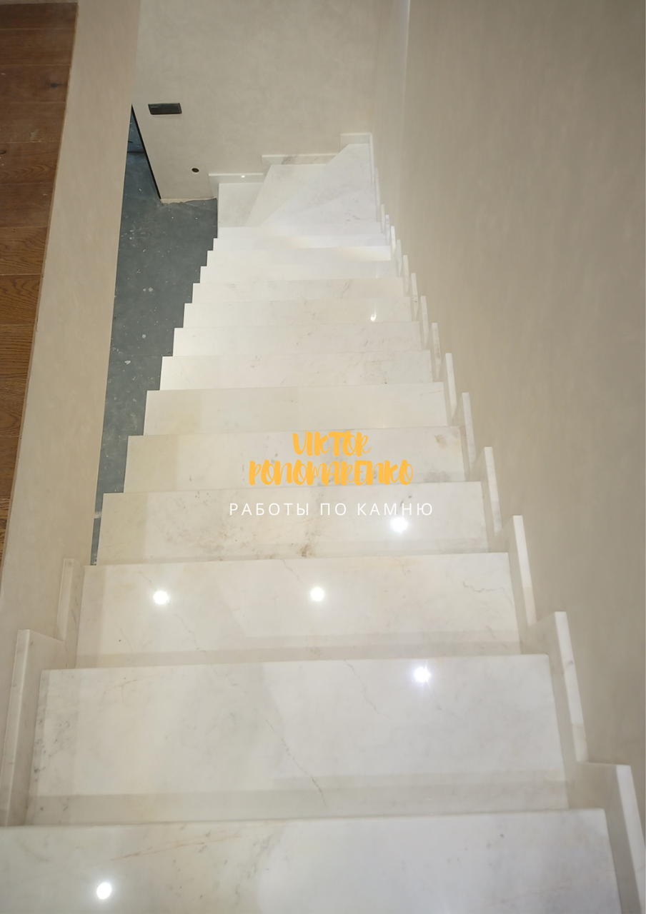 Лестница из мрамора Kyknos; мраморные лестницы, ступени из натурального камня мрамора - фото 2 - id-p1741567773