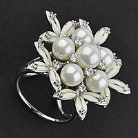 Кольцо для платка или шарфа серебристого цвета цветочек с жемчужинками и стразами размер изделия 3,5х2 см