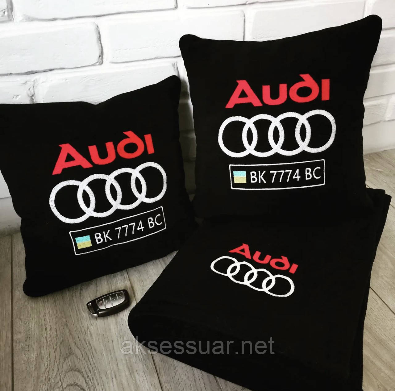 Плед та подушка з логотипом в автомобіль Audi