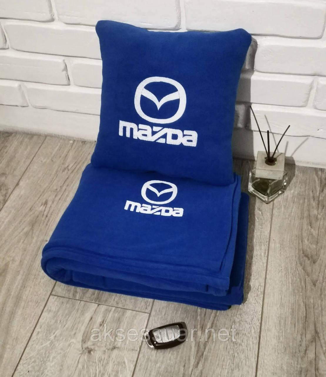 Плед та подушка з логотипом в автомобіль Mazda