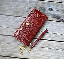 Жіночий гаманець на блискавці з перфорованої шкіри червоного кольору
