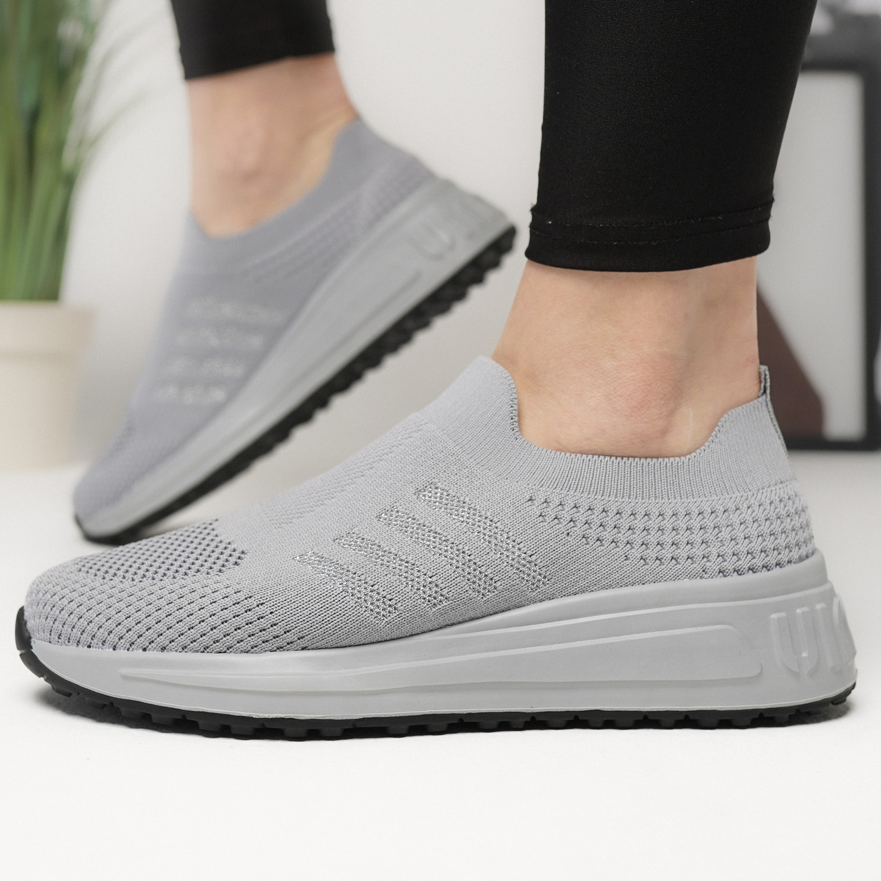 Жіночі сліпони сірого кольору з тектилю