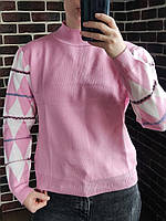 Ніжно-рожевий однотонний светр зі стильним рукавом в ромб