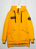Яркая зимняя женская куртка желтого цвета