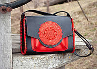 Вместительная, качественная авторская кожаная сумка с замочком через плечо Модерн черно-красная
