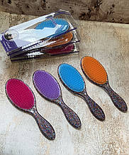 Масажна щітка із силіконовими зубчиками в коробці