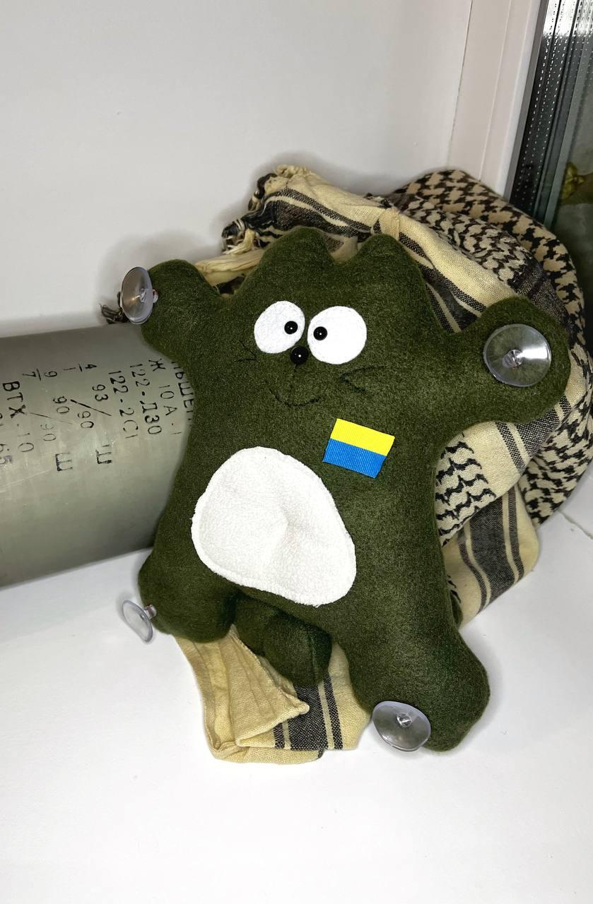 Кіт Саймон Захисник на присосках оливковий — Сувенір у машину — Іграшка в машину Кіт Саймон — Подарунок автомобілісту, фото 1