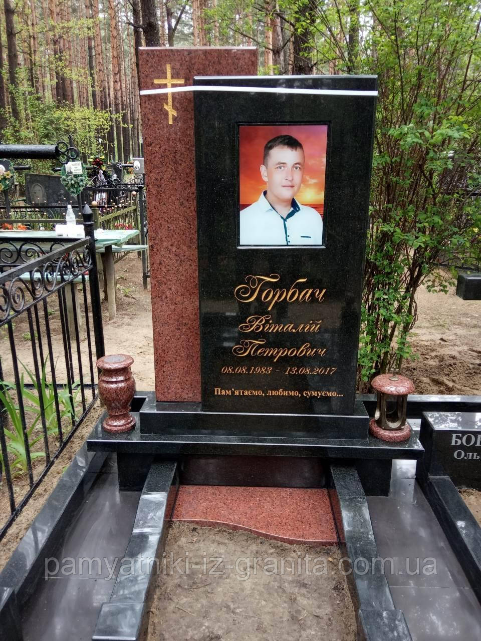 Пам'ятник з граніту чоловікові з кольоровим портретом № 141