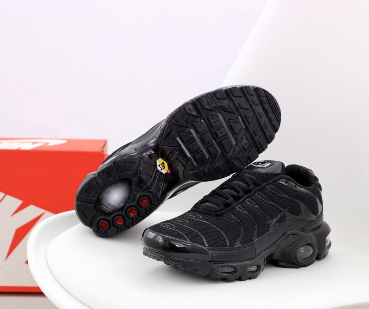 Womens black air max plus hotsell