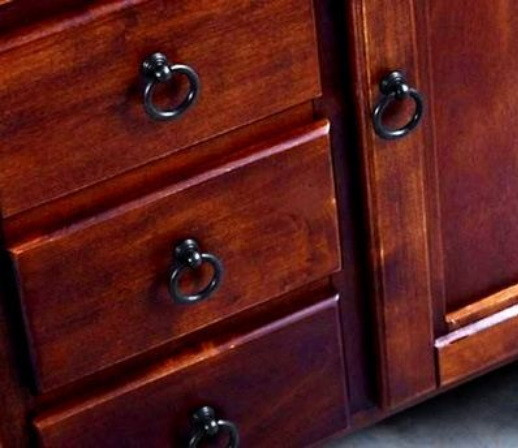 Классический комод с ручками кольцами