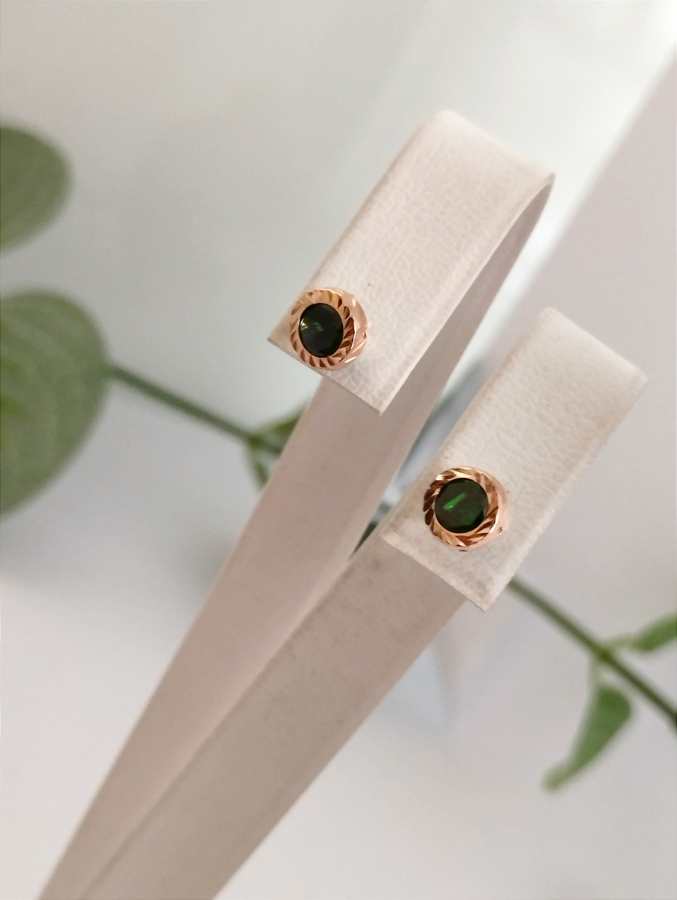 Золоті сережки гвоздики з цирконієм, золоті сережки гвоздики з зеленим цирконієм золоті сережки недорого