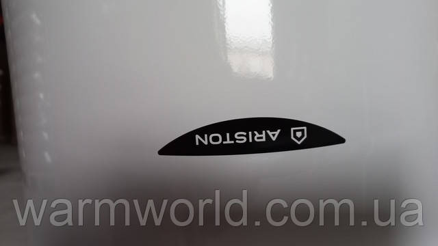 На передней панели логотип Ariston На передней панели логотип Ariston