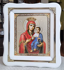 Ікона П.Б. Іверська в білому дерев'яному фігурному кіоті під склом з декорат.кутами, кіот 24×21, сюжет 15×18.