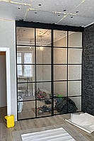 Перегородка стеклянная с распашной дверью с черной фурнитурой Лофт прозрачная