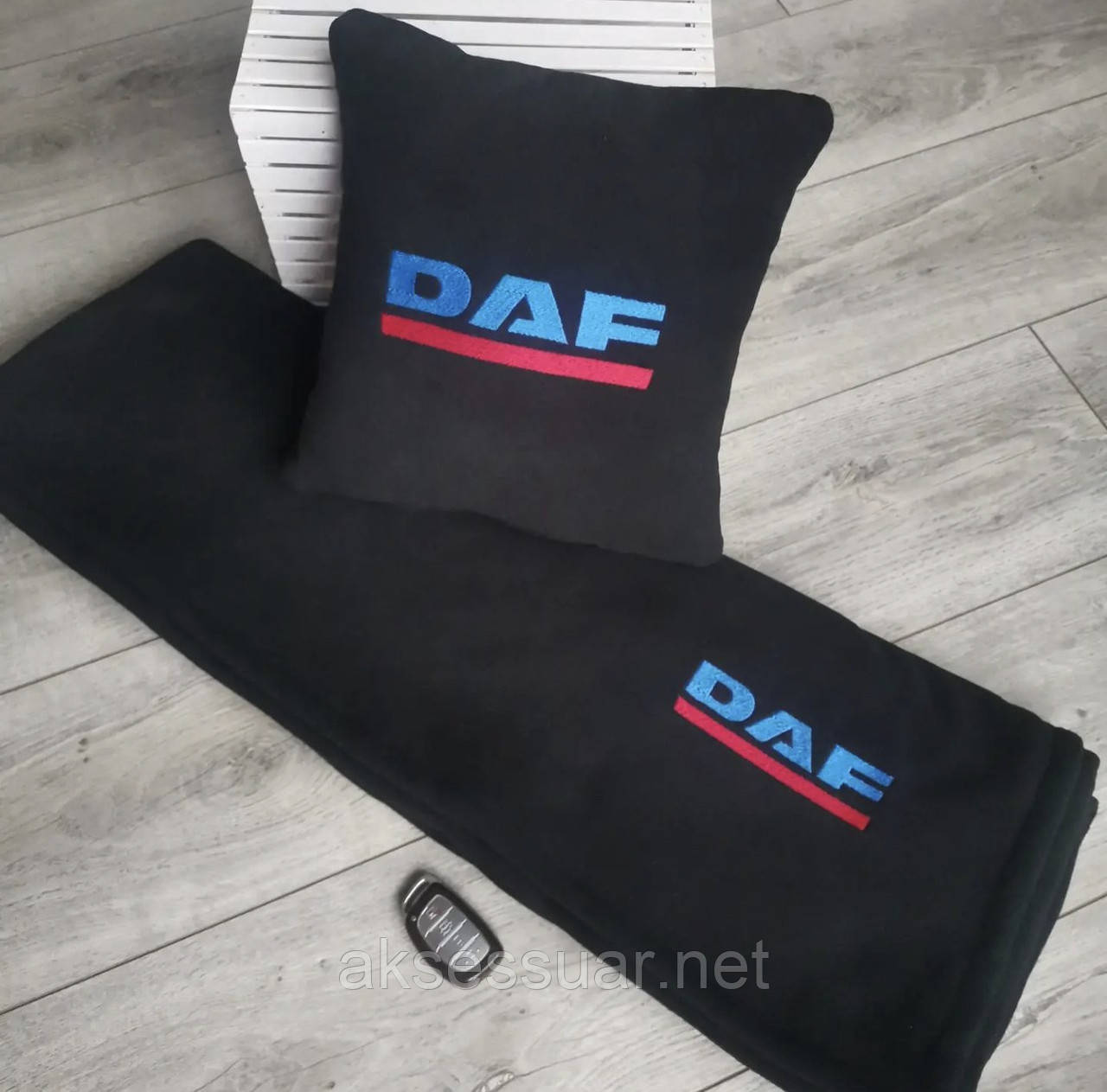 Автомобільний плед і подушкою з вишивкою DAF
