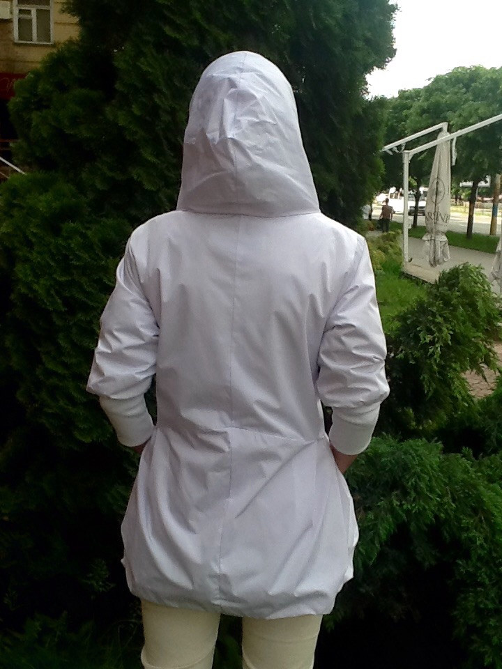 Куртка плащ ветровка женская молодежная белая приталенная на кнопках с капюшоном - фото 4 - id-p291783650