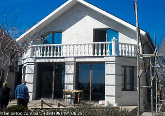 Балкон с балюстрадой с асимметричной балясиной