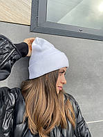 Модная женская бини шапка демисезонная с отворотом белая