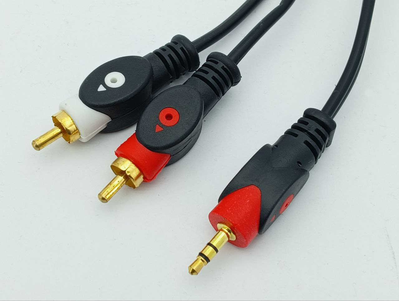 Кабель аудио Jack 3,5мм - 2RCA gold, диам-4х8мм., 5м., чёрный - фото 1 - id-p1516588377