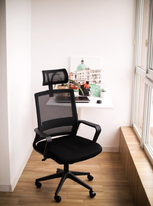 Сучасне офісне крісло для офісу Bonro B-8330 Офісні стільці з системою гойдання чорне з підголовником