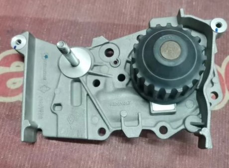 Насос водяний (помпа) Renault Sandero 2 2013 - (Original 210101302R) Рено сандеро, фото 1